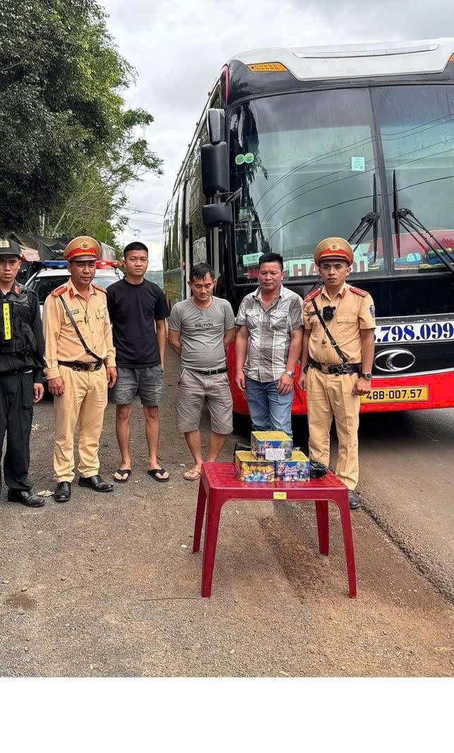 Trạm Cảnh sát giao thông Krông Búk liên tiếp phát hiện 03 vụ vận chuyển hàng hóa không có giấy tờ chứng minh nguồn gốc trên tuyến đường Hồ Chí Minh.