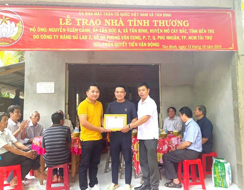 Ông Phạm Thanh Truyền - Chủ tịch UBND huyện Mỏ Cày Bắc trao bằng khen cho ông Trần Nhật Quỳnh - Giám đốc Công ty Răng sứ Lab Z