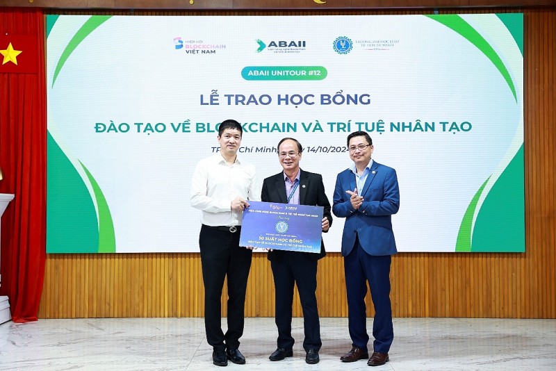 Viện Công nghệ Blockchain và trí tuệ nhân tạo (ABAII) trao tặng 30 suất học bổng MasterTeck cho sinh viên Trường Đại học Luật TPHCM.