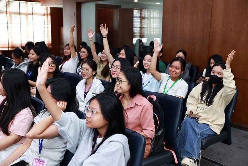 Sinh viên Trường Đại học Luật TPHCM sôi nổi chia sẻ tại buổi tập huấn