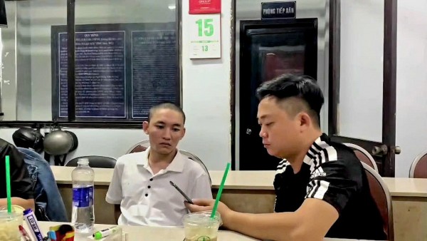 Bắt giữ một đối tượng tham gia vụ hỗn chiến ở quán Bar Liberty khi đang lẩn trốn tại một khách sạn ở quận 10, TP.Hồ Chí Minh.