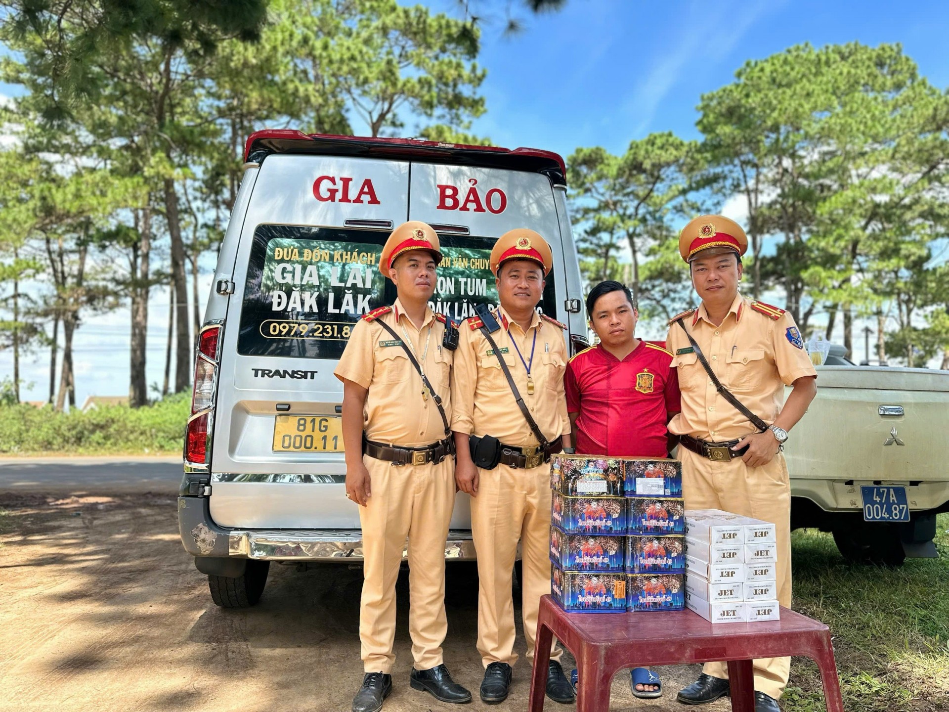 Đắk Lắk: Trạm cảnh sát giao thông Krông Búk phát hiện xe hàng vận chuyển pháo hoa, thuốc lá lậu.