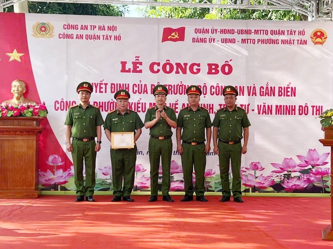 Lễ công bố quyết định và gắn biển “Công an phường kiểu mẫu về an ninh, trật tự và văn minh đô thị”