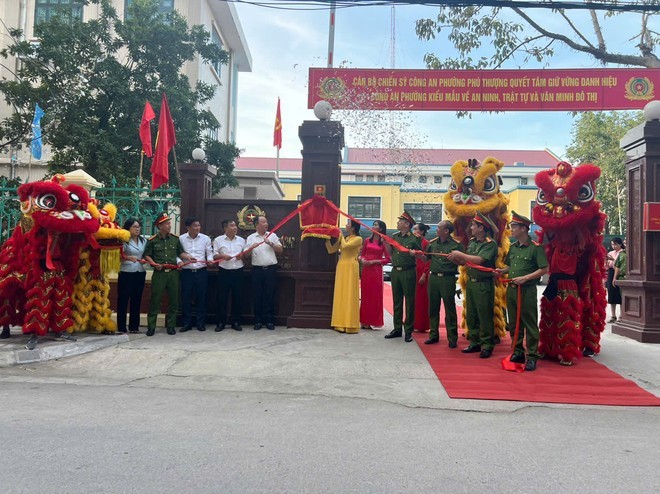 Lễ công bố quyết định và gắn biển “Công an phường kiểu mẫu về an ninh, trật tự và văn minh đô thị”