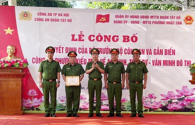 Lễ công bố quyết định và gắn biển “Công an phường kiểu mẫu về an ninh, trật tự và văn minh đô thị”