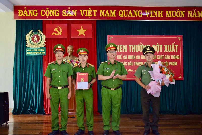 Đại tá Lê Xuân Thủy (thứ 2 từ phải sang trái), Phó Giám đốc Công an tỉnh Kon Tum tặng hoa, quà cho tập thể, cá nhân thuộc Công an huyện Đăk Glei. Ảnh: Công an tỉnh Kon Tum