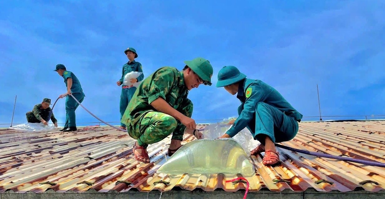 Quảng Nam: Tường nhà nứt, sụt lún, nhiều hộ dân miền núi phải sơ tán để tránh bão