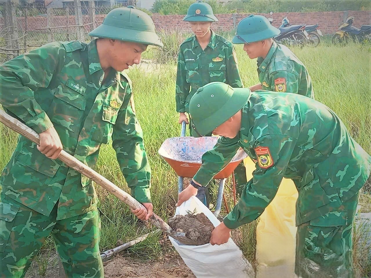 Quảng Nam: Tường nhà nứt, sụt lún, nhiều hộ dân miền núi phải sơ tán để tránh bão