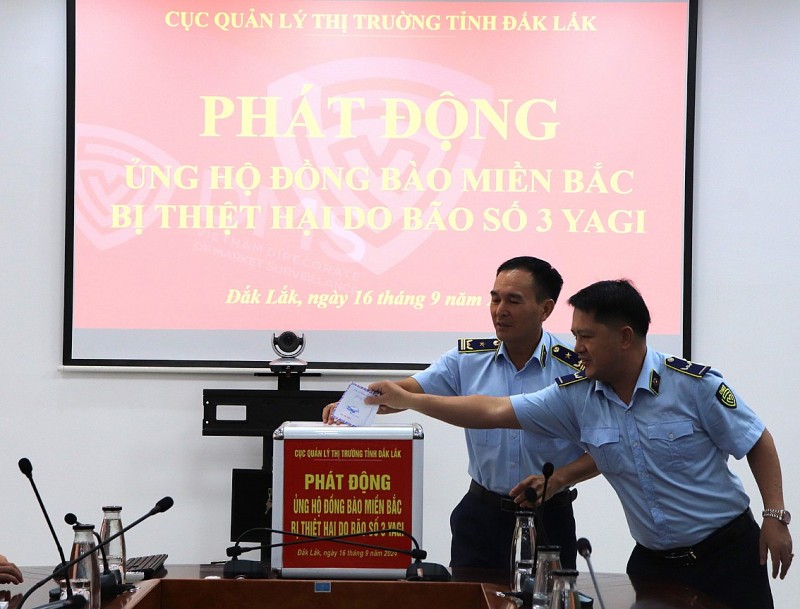 Phát động ủng hộ đồng bào bị thiệt hại do bão số 3. Ảnh: Cục QLTT tỉnh Đắk Lắk 