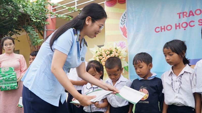 Trao tặng thẻ bảo hiểm y tế cho học sinh có hoàn cảnh khó khăn. Ảnh: Cục QLTT tỉnh Đắk Lắk 