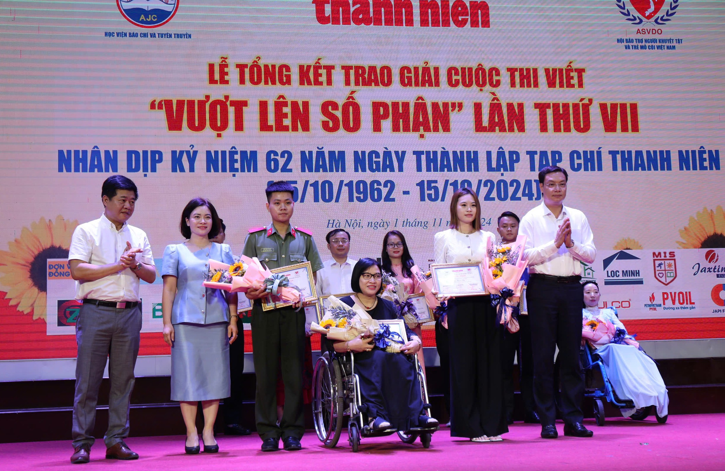 Tạp chí Thanh Niên trao giải cuộc thi viết "Vượt lên số phận" lần VII