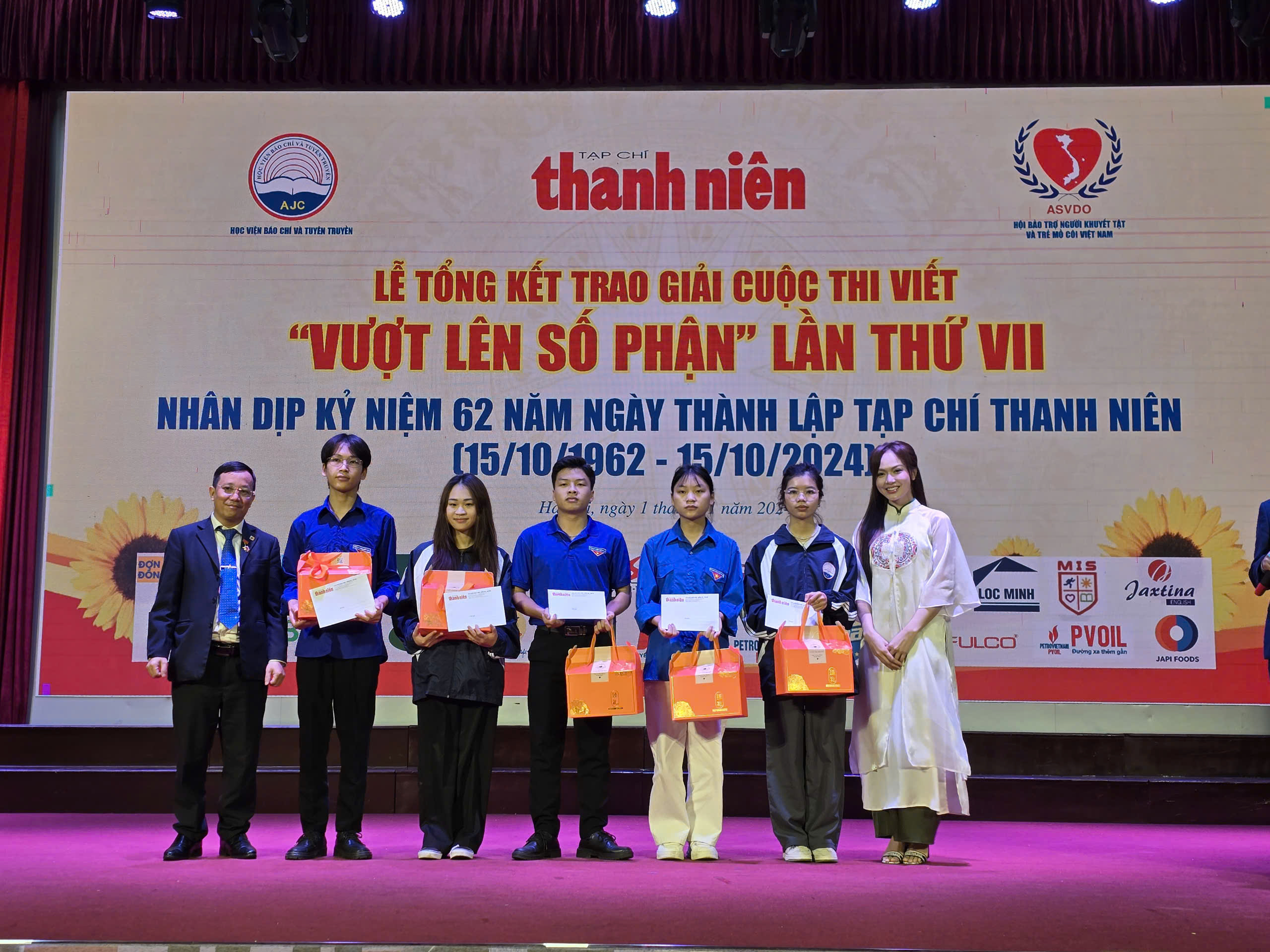 Tạp chí Thanh Niên trao giải cuộc thi viết Vượt lên số phận lần VII