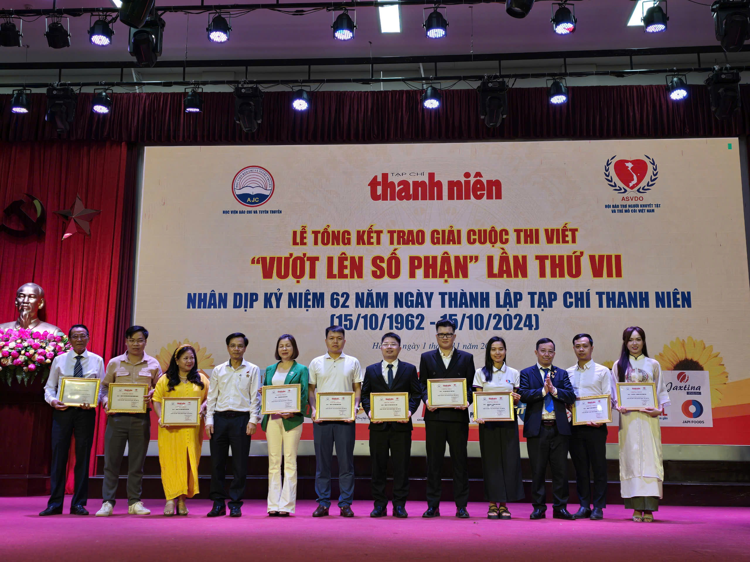 Tạp chí Thanh Niên trao giải cuộc thi viết Vượt lên số phận lần VII