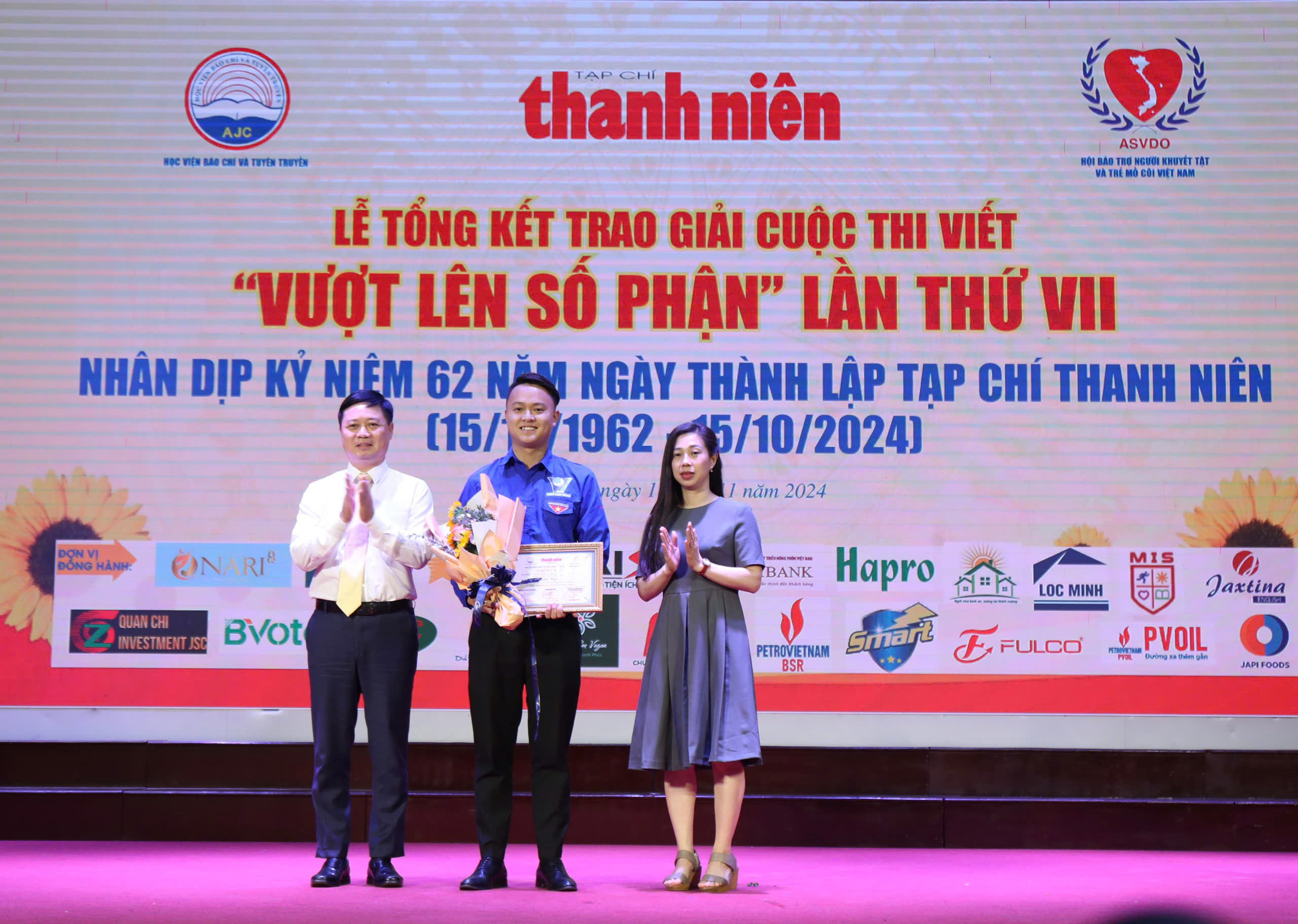 Tạp chí Thanh Niên trao giải cuộc thi viết Vượt lên số phận lần VII