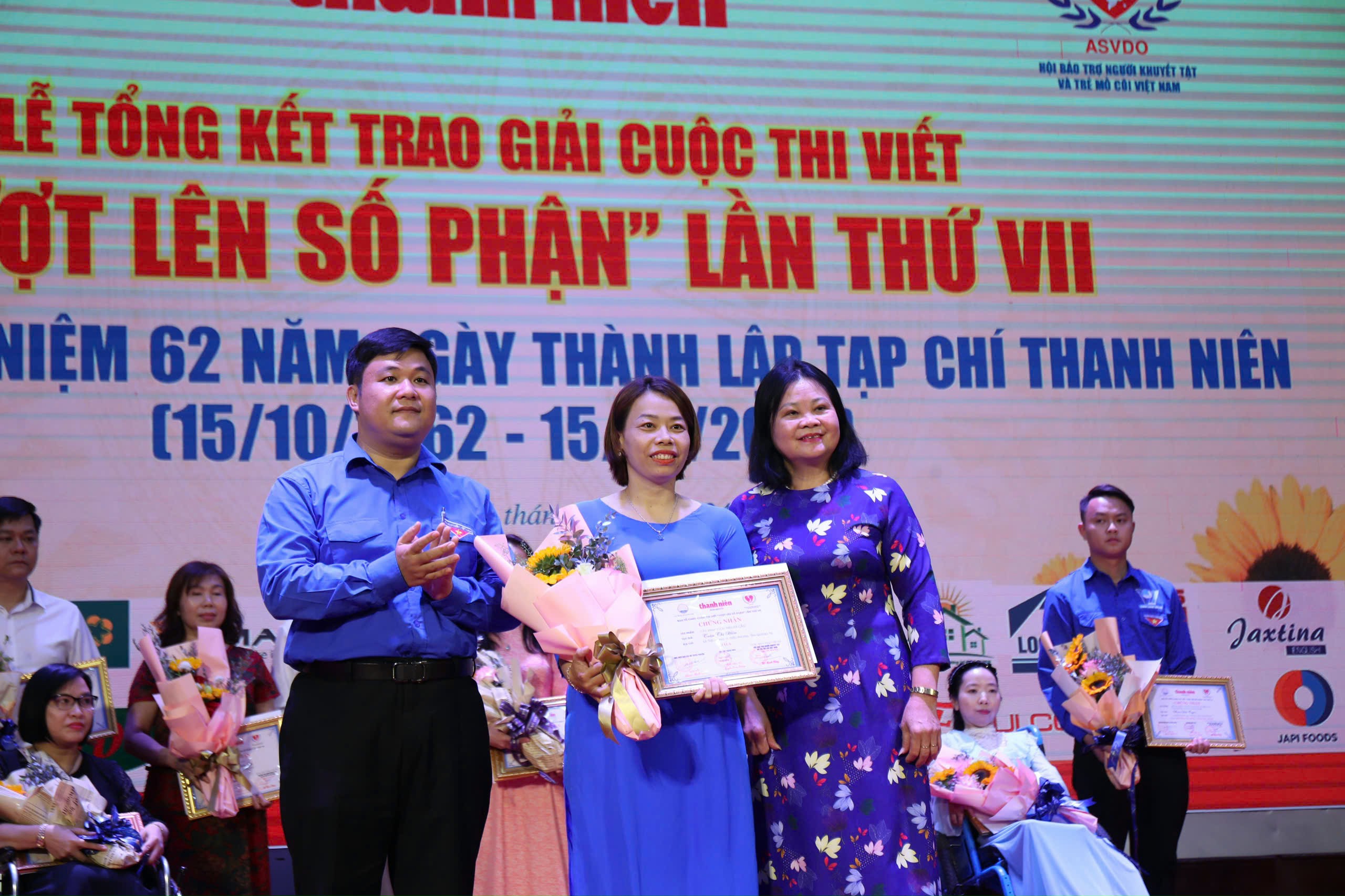 Tạp chí Thanh Niên trao giải cuộc thi viết Vượt lên số phận lần VII