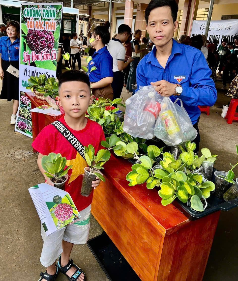 Mô hình trồng hoa hữu cơ độc lạ của chàng trai 9x