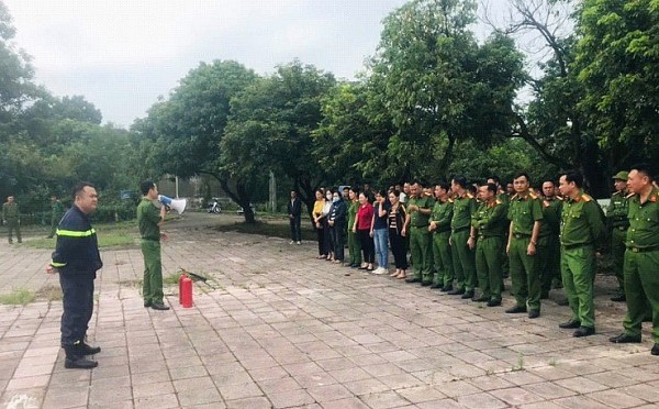 Ba Vì (Hà Nội): Huấn luyện về PCCC và CNCH cho hơn 150 cán bộ, nhân viên Trại giam Suối Hai