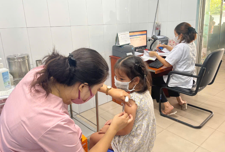 Tiêm vaccine phòng bệnh sởi cho trẻ em. Ảnh: Đan Phươn