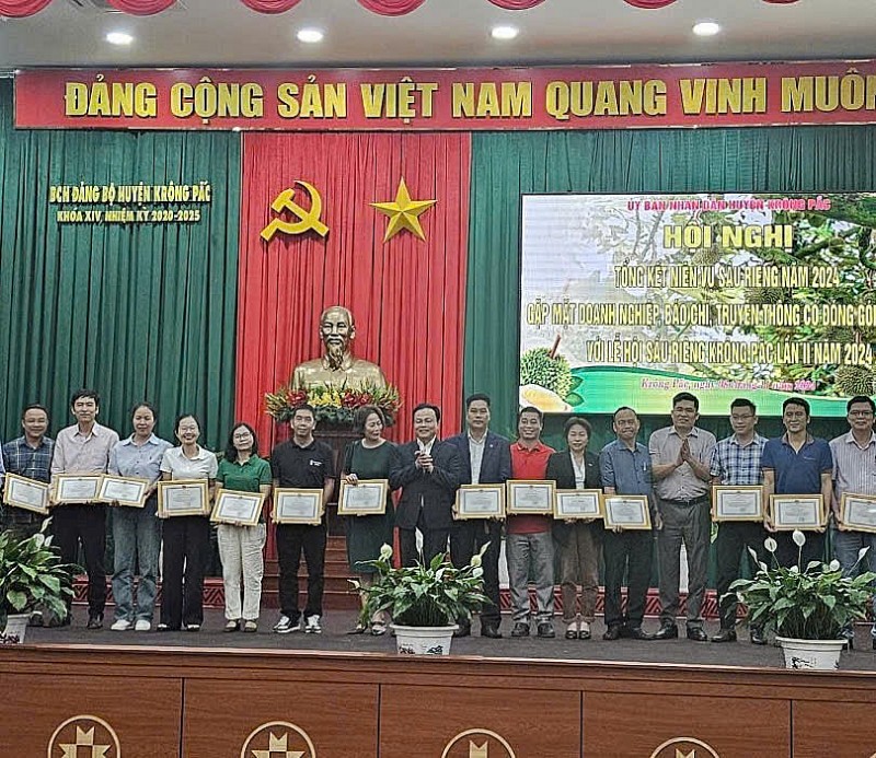 Đại diện các doanh nghiệp , cá nhân , các cơ quan thông tấn báo chí nhận giấy khen của UBND huyện vì có những đóng góp tích cực tạo nên thành công cho lễ hội sầu riêng lần thứ  2 năm 2024