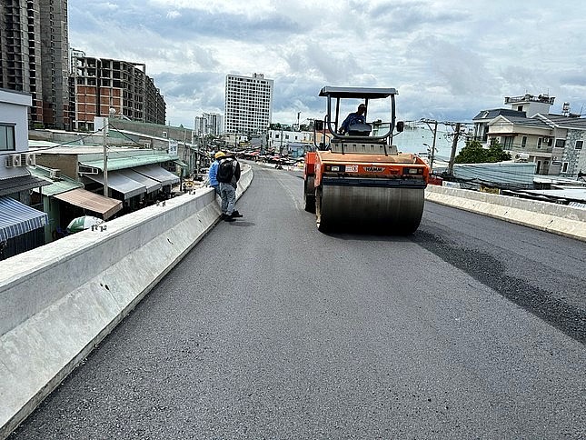 Cầu Rạch Đỉa (nối quận 7 - huyện Nhà Bè, TPHCM) đang được hoàn thiện những hạng mục cuối cùng để chuẩn bị thông xe vào tháng 12 sắp tới đây.