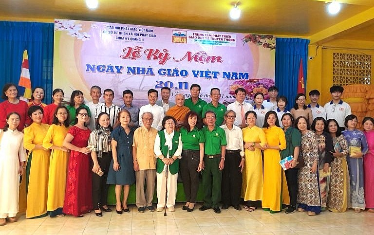 Trung tâm CEDC chụp ảnh lưu niệm cùng các khách mời tại buổi họp mặt chúc mừng Ngày Nhà giáo Việt Nam 20/11.