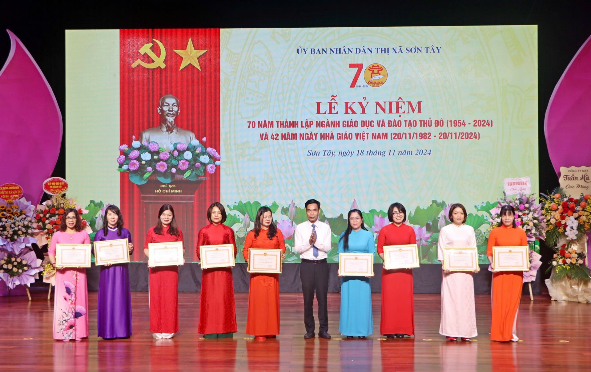 Thị xã Sơn Tây kỷ niệm 70 năm thành lập ngành Giáo dục và Đào tạo Thủ đô Thị xã Sơn Tây kỷ niệm 70 năm thành lập ngành Giáo dục và Đào tạo Thủ đô