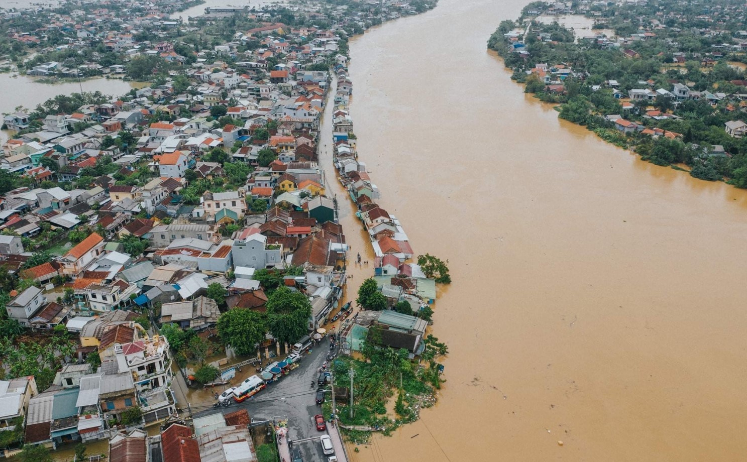 Thủ tướng chỉ đạo chủ động ứng phó, khắc phục nhanh hậu quả mưa lũ ở Trung Bộ