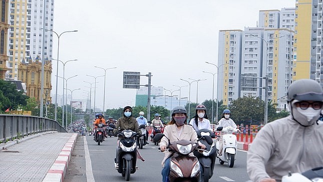 TPHCM trở lạnh, người dân mặc áo ấm ra đường. Ảnh: Hữu Huy