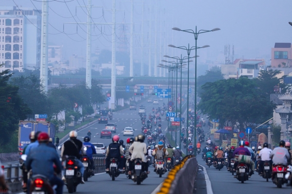 TP.HCM trở lạnh, người dân mặc áo ấm ra đường