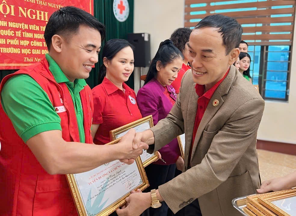 Bác sĩ Vũ Trọng Quỳnh là 1 trong 5 thành viên vinh dự được tuyên dương và chứng nhận của Chủ tịch Hội Chữ thập đỏ tỉnh Thái Nguyên Bác sĩ Vũ Trọng Quỳnh là 1 trong 5 thành viên vinh dự được tuyên dương và chứng nhận của Chủ tịch Hội Chữ thập đỏ tỉnh Thái Nguyên