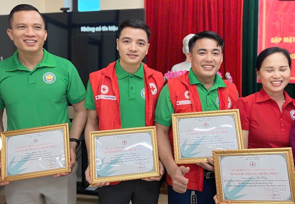 Bác sĩ Vũ Trọng Quỳnh là 1 trong 5 thành viên vinh dự được tuyên dương và chứng nhận của Chủ tịch Hội Chữ thập đỏ tỉnh Thái Nguyên Bác sĩ Vũ Trọng Quỳnh là 1 trong 5 thành viên vinh dự được tuyên dương và chứng nhận của Chủ tịch Hội Chữ thập đỏ tỉnh Thái Nguyên