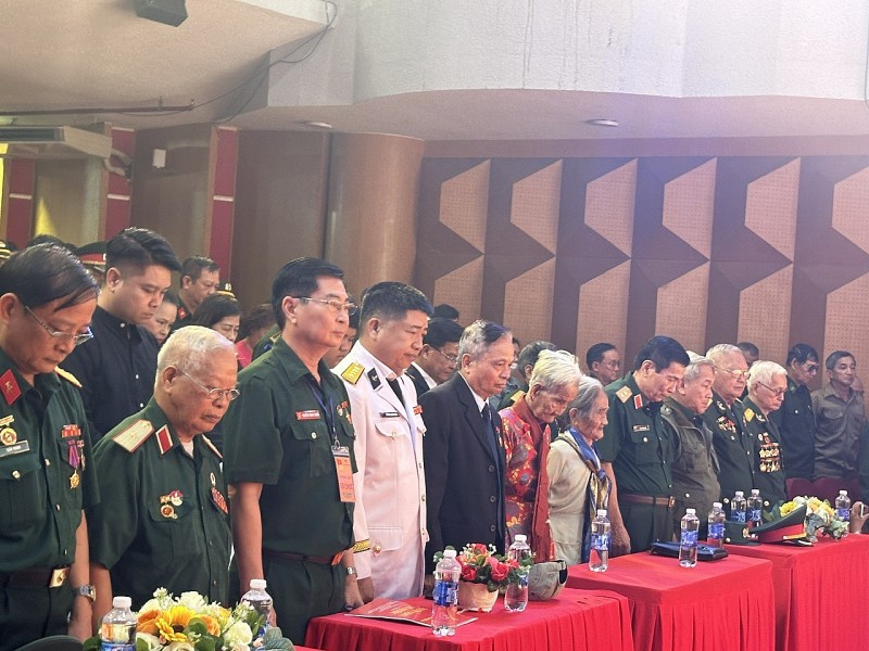 Các đại biểu, CCB dành một phút mặt niệm tưởng nhớ các anh hùng liệt sỹ đã hy sinh thân mình bảo vệ Tổ quốc. Các đại biểu, CCB dành một phút mặt niệm tưởng nhớ các anh hùng liệt sỹ đã hy sinh thân mình bảo vệ Tổ quốc.