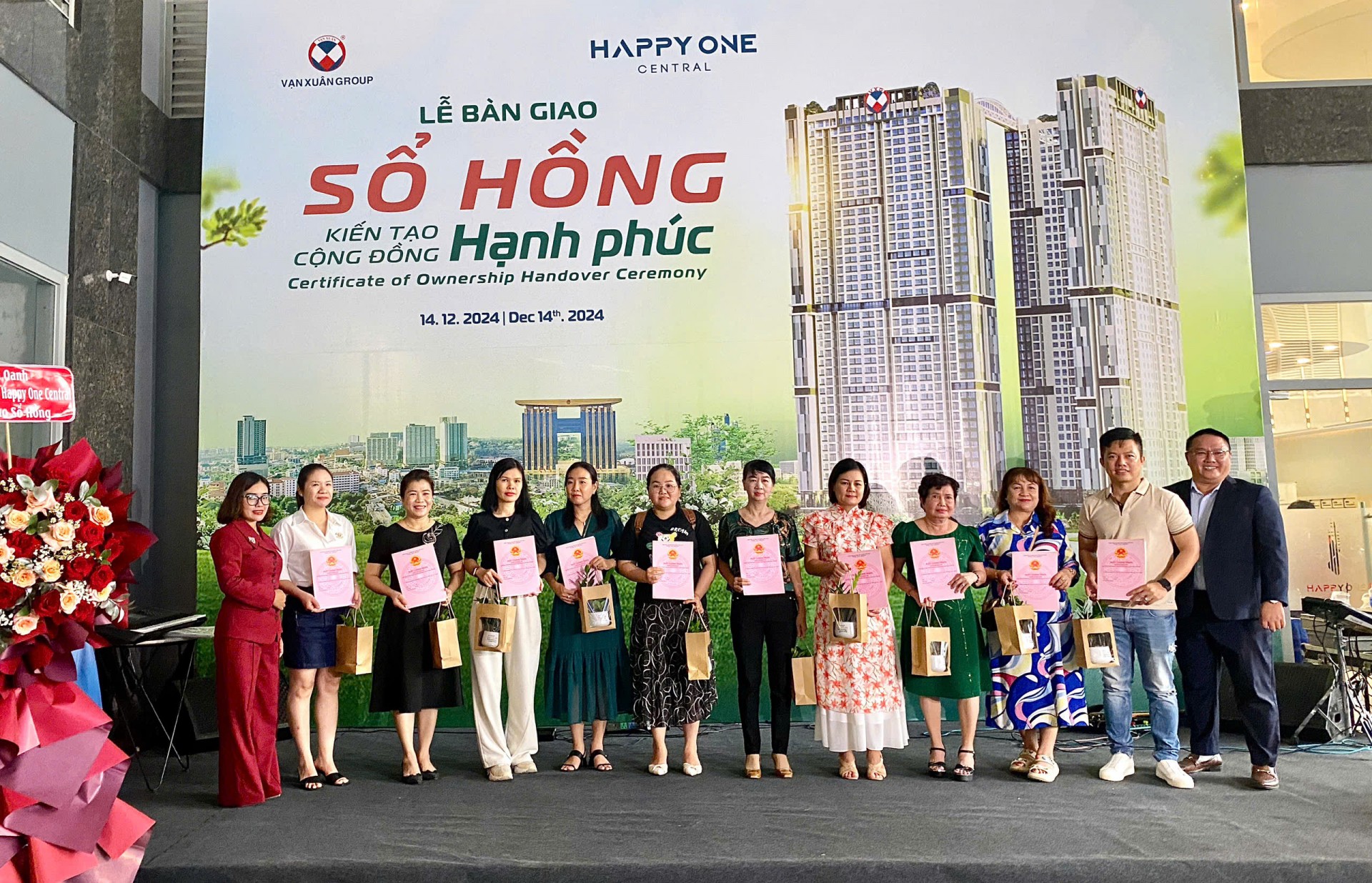 Cư dân Happy One Central nhận sổ sớm vượt kỳ vọng Cư dân Happy One Central nhận sổ sớm vượt kỳ vọng