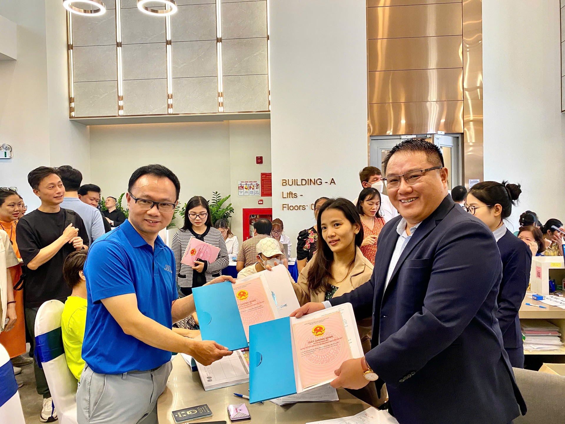 Cư dân Happy One Central nhận sổ sớm vượt kỳ vọng Cư dân Happy One Central nhận sổ sớm vượt kỳ vọng