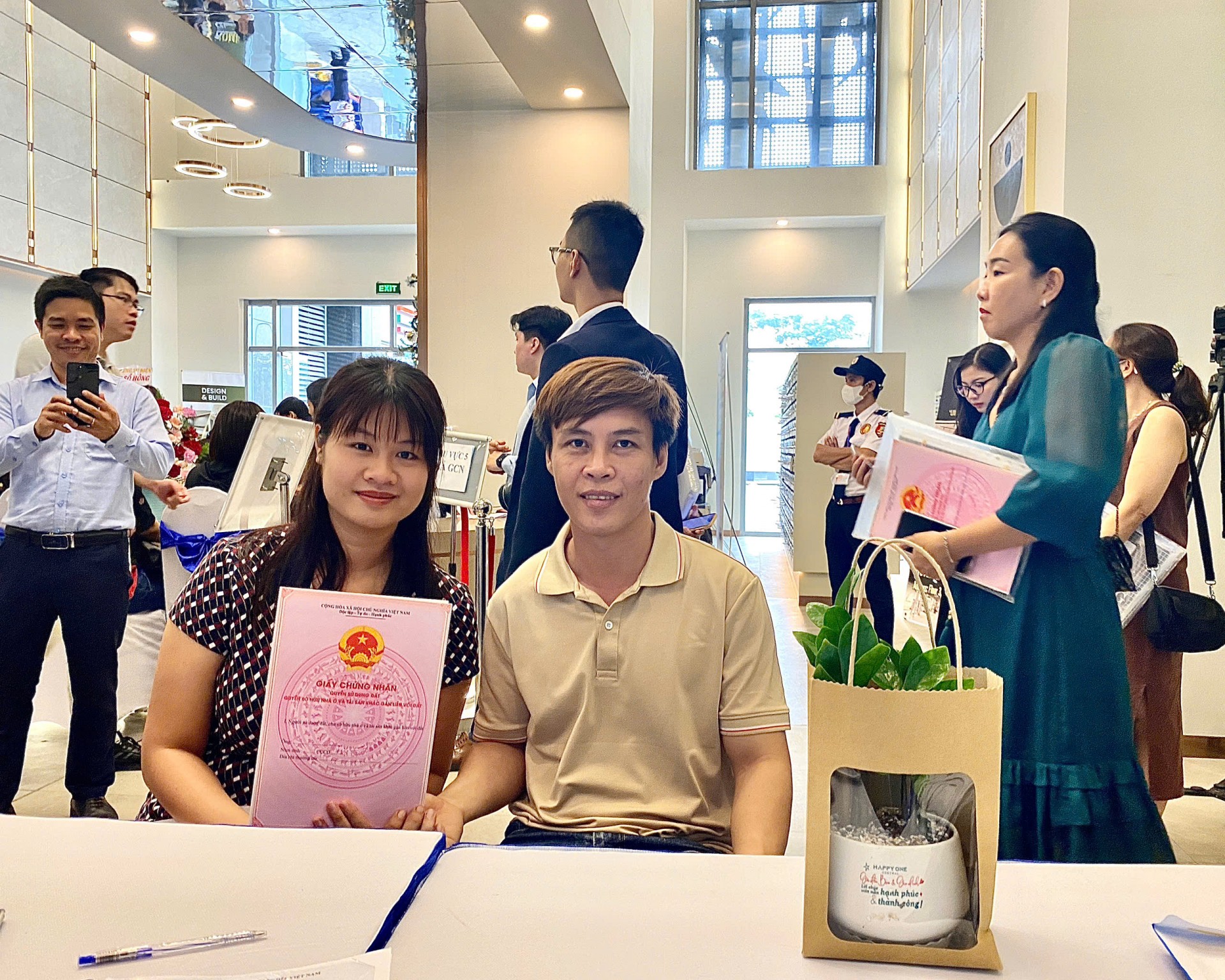 Cư dân Happy One Central nhận sổ sớm vượt kỳ vọng Cư dân Happy One Central nhận sổ sớm vượt kỳ vọng