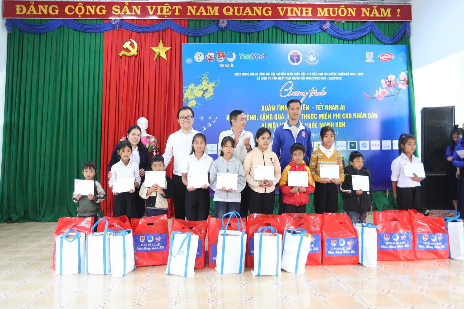 Chương trình “Xuân tình nguyện – Tết nhân ái” khám bệnh, tặng quà, phát thuốc miễn phí cho người dân