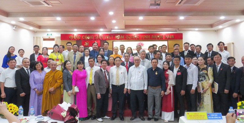 Lãnh đạo Hội Nam y Việt Nam chụp ảnh lưu niệm cùng các đại biểu tại hội nghị.