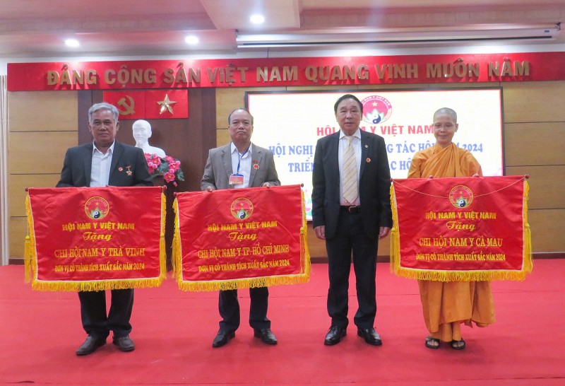 TTND.GS.TS Trương Việt Bình - Chủ tịch Hội Nam y Việt Nam trao Cờ thi đua cho các đơn vị