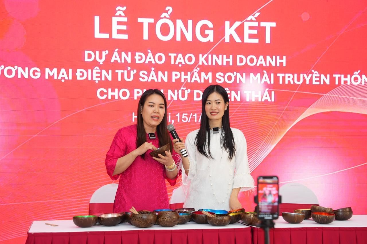 Công ty Coca-Cola Việt Nam đưa thương mại điện tử đến với làng nghề sơn mài Hạ Thái thông qua dự án EKOART