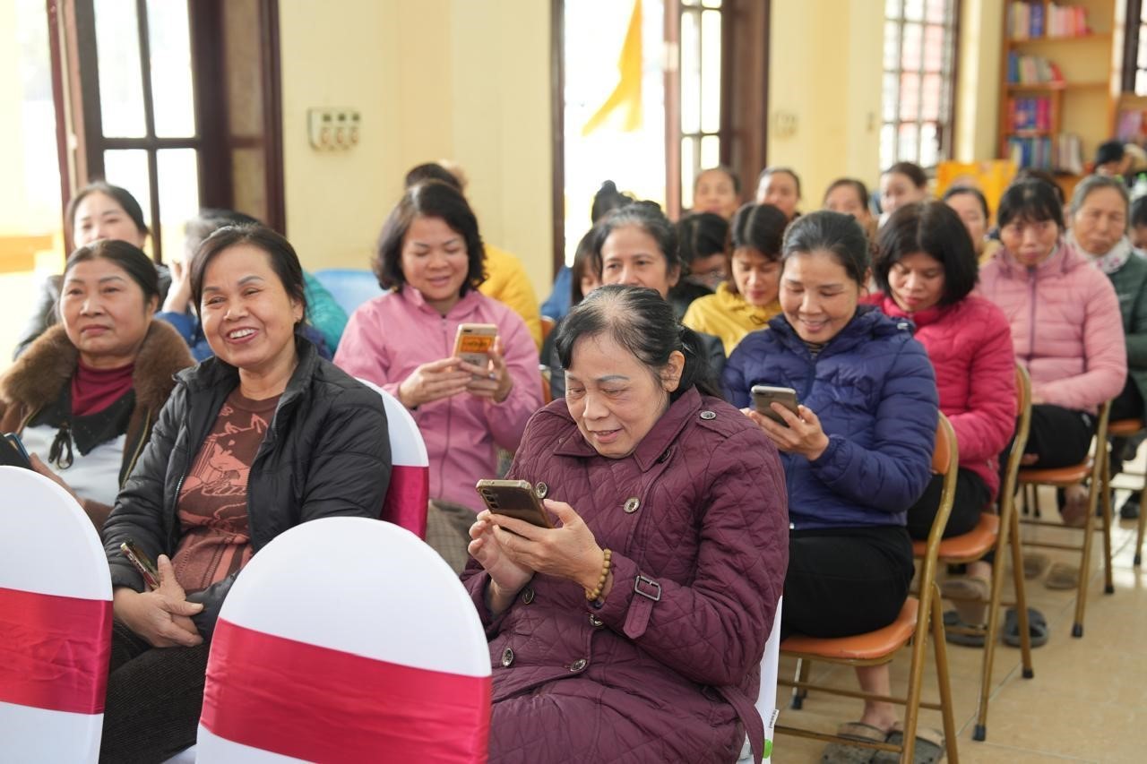 Công ty Coca-Cola Việt Nam đưa thương mại điện tử đến với làng nghề sơn mài Hạ Thái thông qua dự án EKOART