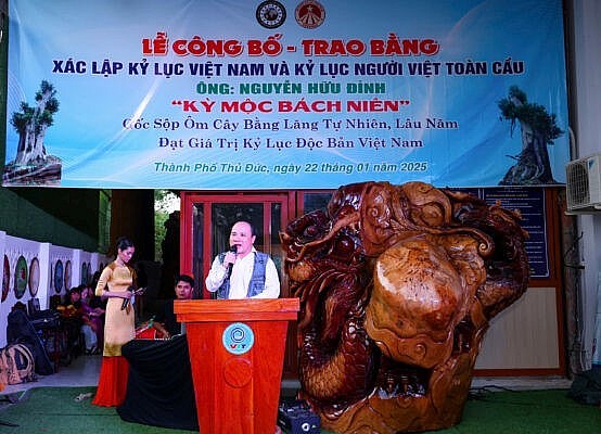 Ông Phạm Đình Vương, Giám đốc Trung tâm UNESCO Văn hoá Thông tin Truyền thông, Trưởng Văn phòng đại diện Trung ương Hội Giáo dục Chăm sóc sức khoẻ cộng đồng Việt Nam phát biểu khai mạc.