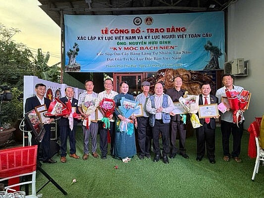 Ông Phạm Đình Vương, Giám đốc Trung tâm UNESCO Văn hoá Thông tin Truyền thông, Trưởng Văn phòng đại diện Trung ương Hội Giáo dục Chăm sóc sức khoẻ cộng đồng Việt Nam biểu dương Hội đồng cố vấn và cán bộ tiêu biểu.