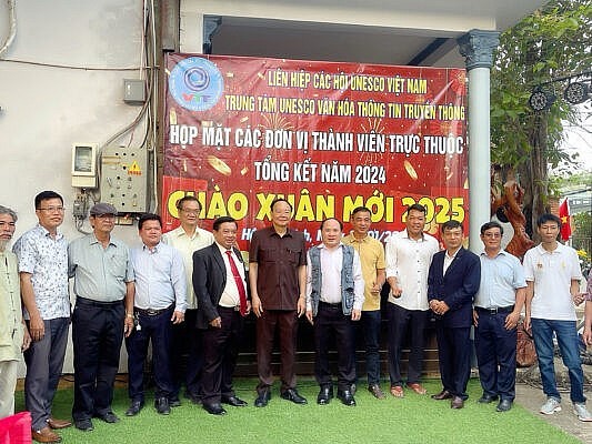 PGS-TS Nguyễn Văn Cường, Phó Cục trưởng Cục Hành chính Quản trị II - Văn phòng Chính Phủ, Chủ tịch Hội đồng cố vấn Trung tâm UNESCO Văn hoá Thông tin Truyền thông và Ban Giám đốc lưu niệm cùng đại biểu cán bộ cơ quan.