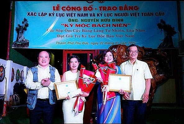 Nhà báo Lê Thành Đại, nguyên Phó Ban Quản lý Khu công nghệ cao UBND TP.HCM, Hội đồng cố vấn Trung tâm và ông Phạm Đình Vương tặng biểu dương cho hoa khôi DN Lý Thị Minh Nguyệt và hoa việc thiện Lê Thị Thuý Hằng.