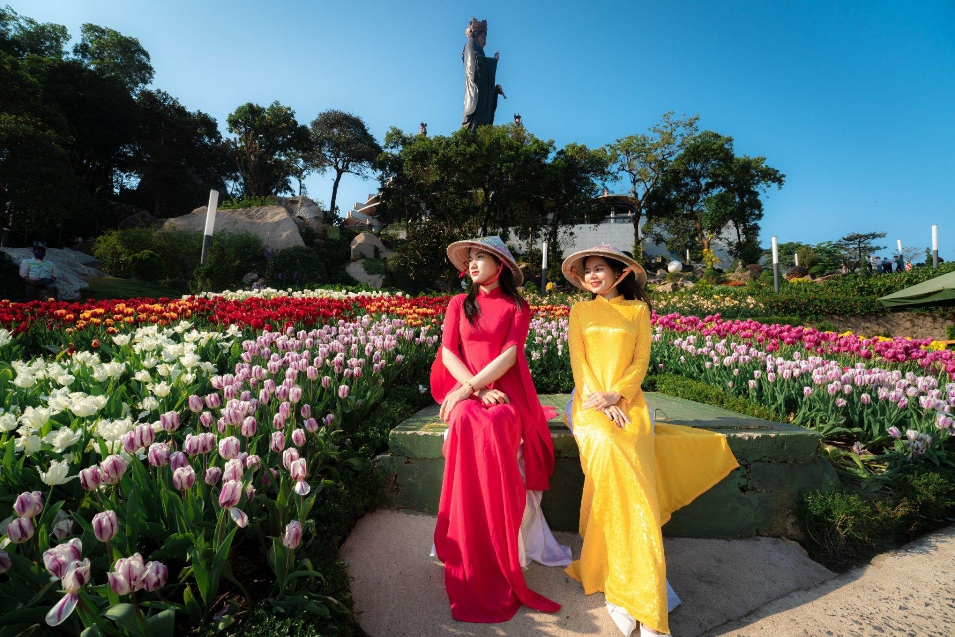 Vì sao hàng nghìn người đổ về núi Bà Đen vào dịp Tết?