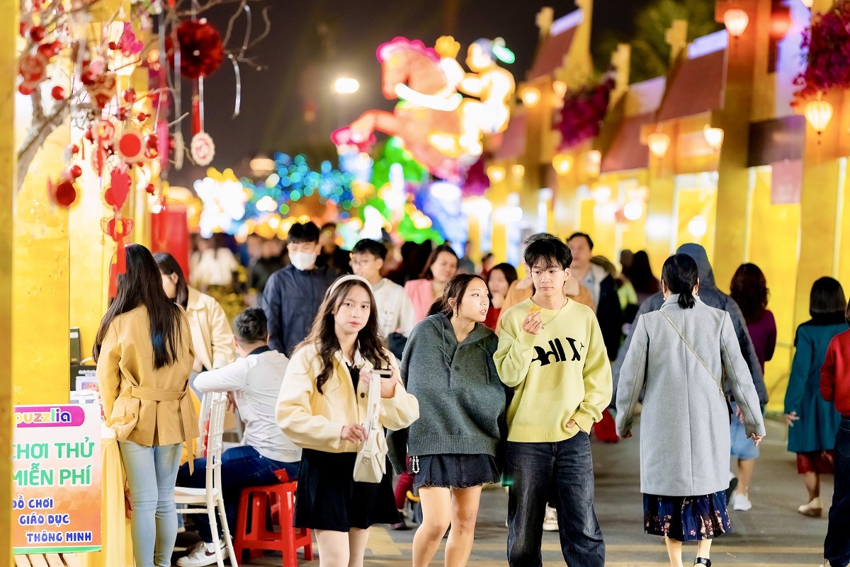 Ngày đầu năm mới, biển người váy áo xúng xính check-in Lễ hội Xuân lớn nhất Việt Nam