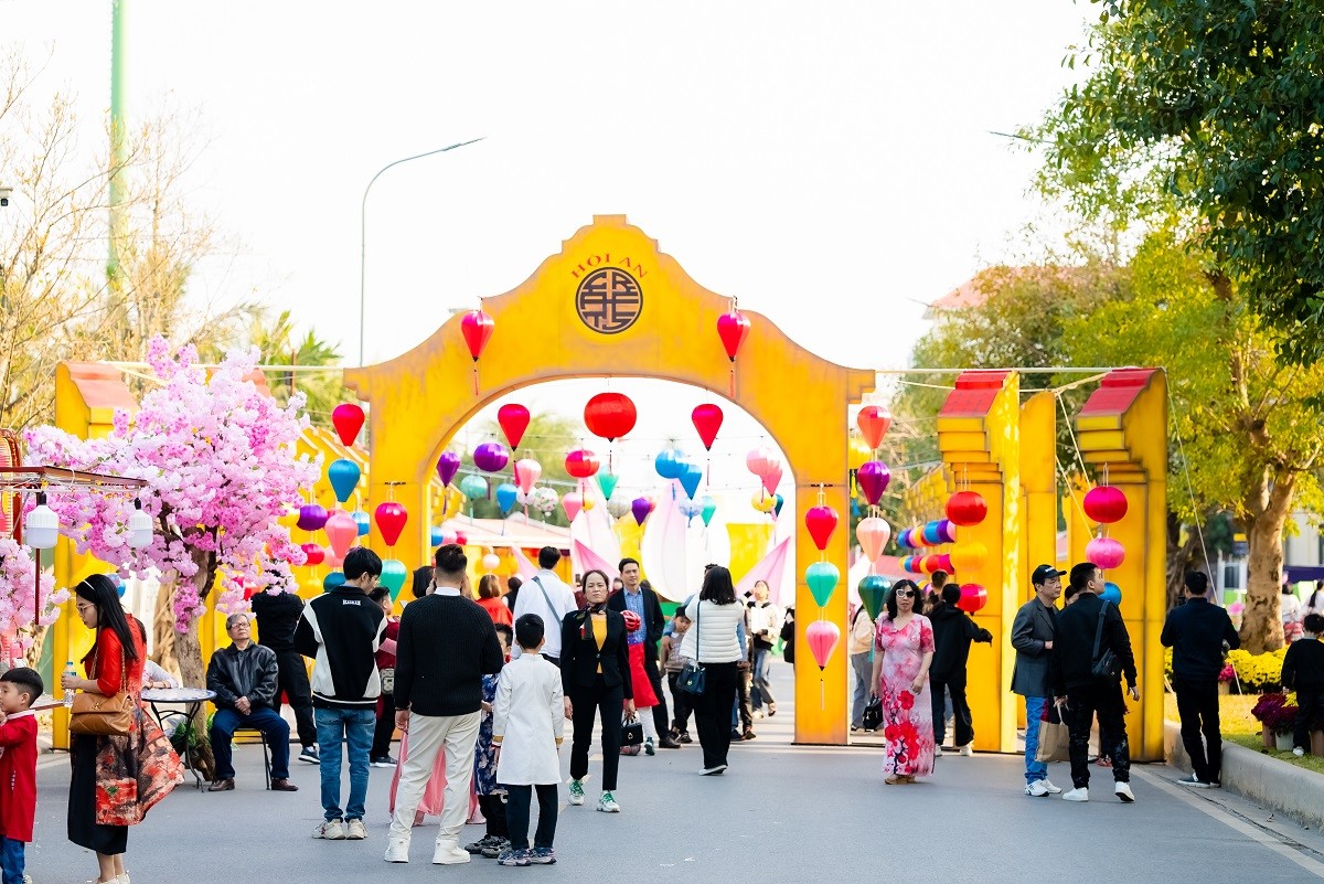 Ngày đầu năm mới, biển người váy áo xúng xính check-in Lễ hội Xuân lớn nhất Việt Nam