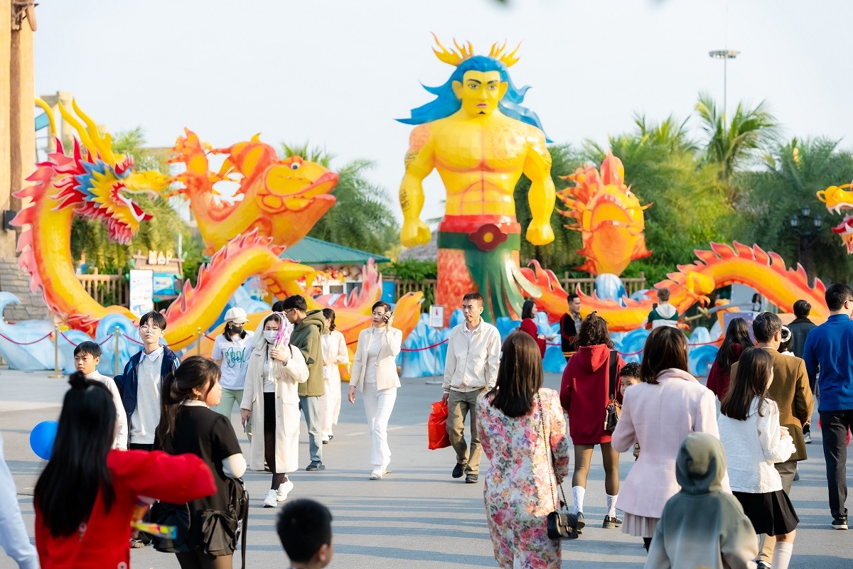 Ngày đầu năm mới, biển người váy áo xúng xính check-in Lễ hội Xuân lớn nhất Việt Nam