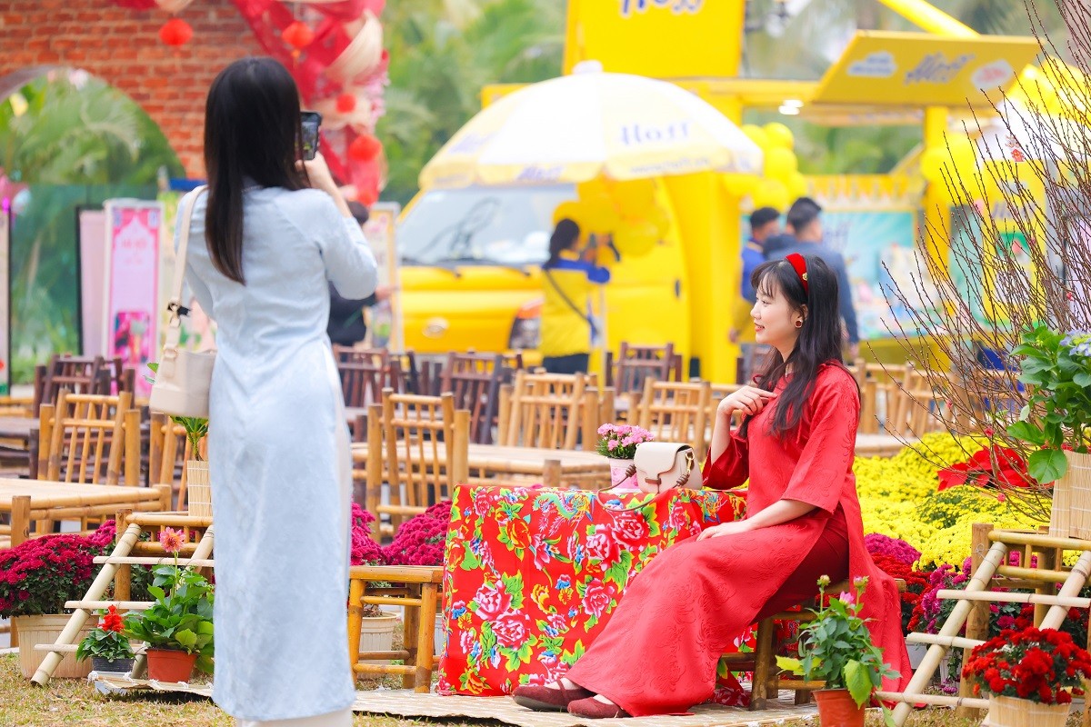 Ngày đầu năm mới, biển người váy áo xúng xính check-in Lễ hội Xuân lớn nhất Việt Nam