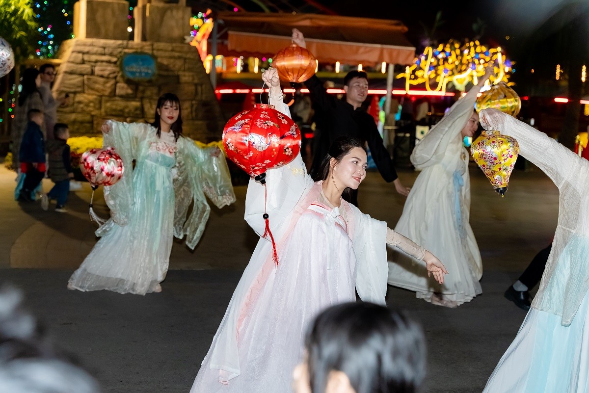 Ngày đầu năm mới, biển người váy áo xúng xính check-in Lễ hội Xuân lớn nhất Việt Nam